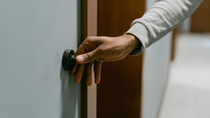 Przycisk dzwonka do drzwi – kluczowy element systemu powitalnego